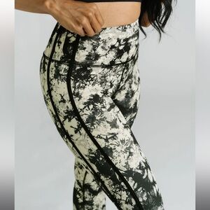 Zyia Bracken Piping Light n Tight Black and Cream Leggings Sz 8-10